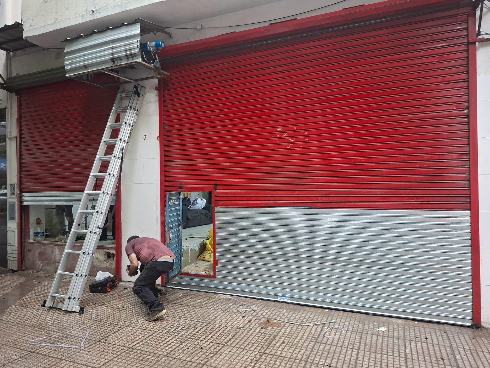 Trabajo de cortina metálica y reparación 3