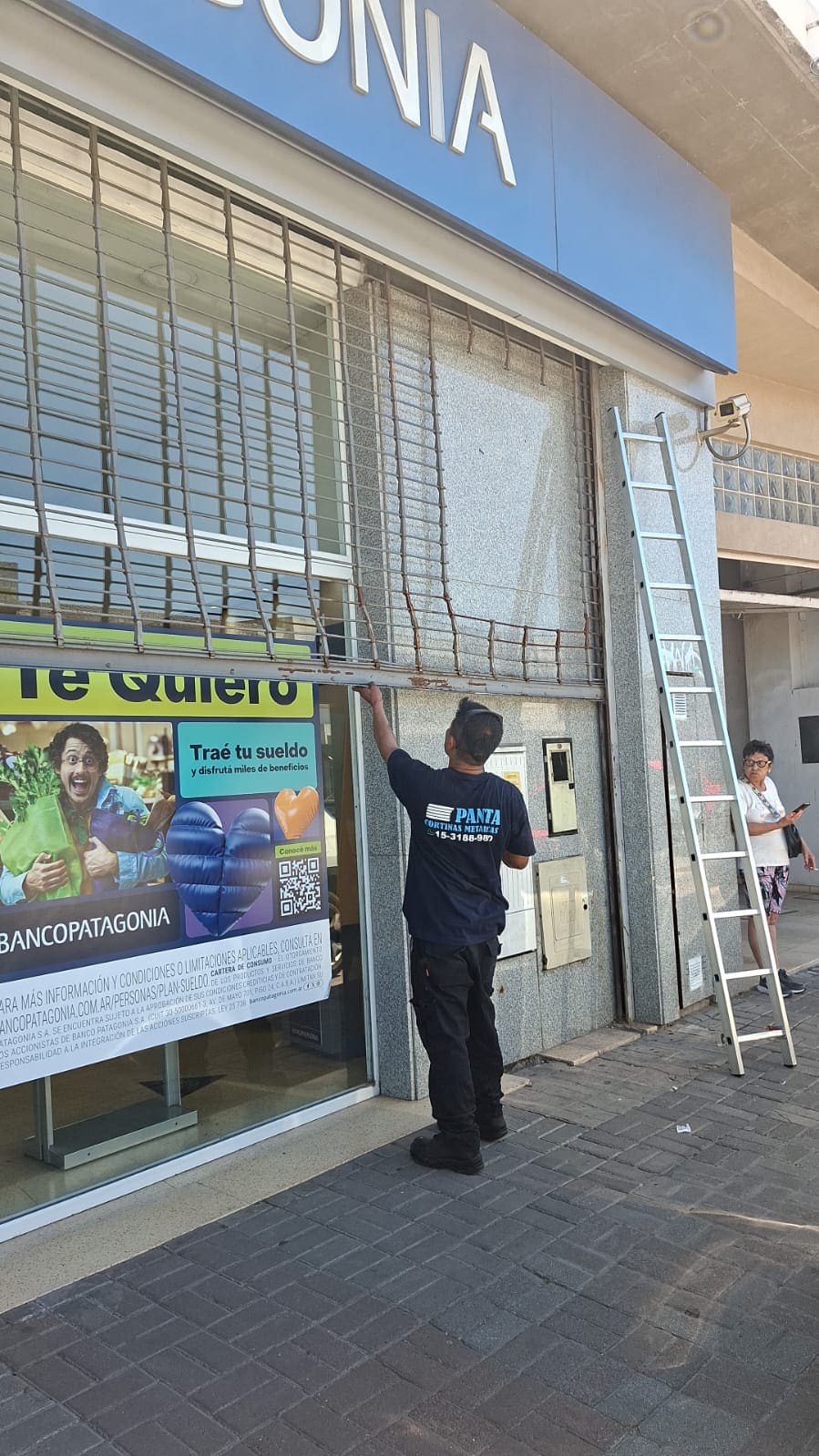 Trabajo de cortina metálica y reparación 5