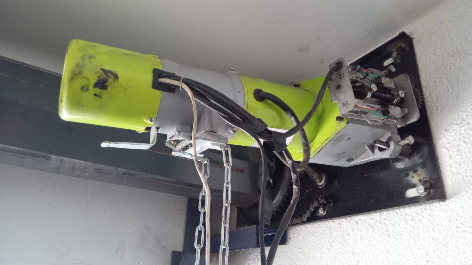 Trabajo de cortina metálica y reparación 8